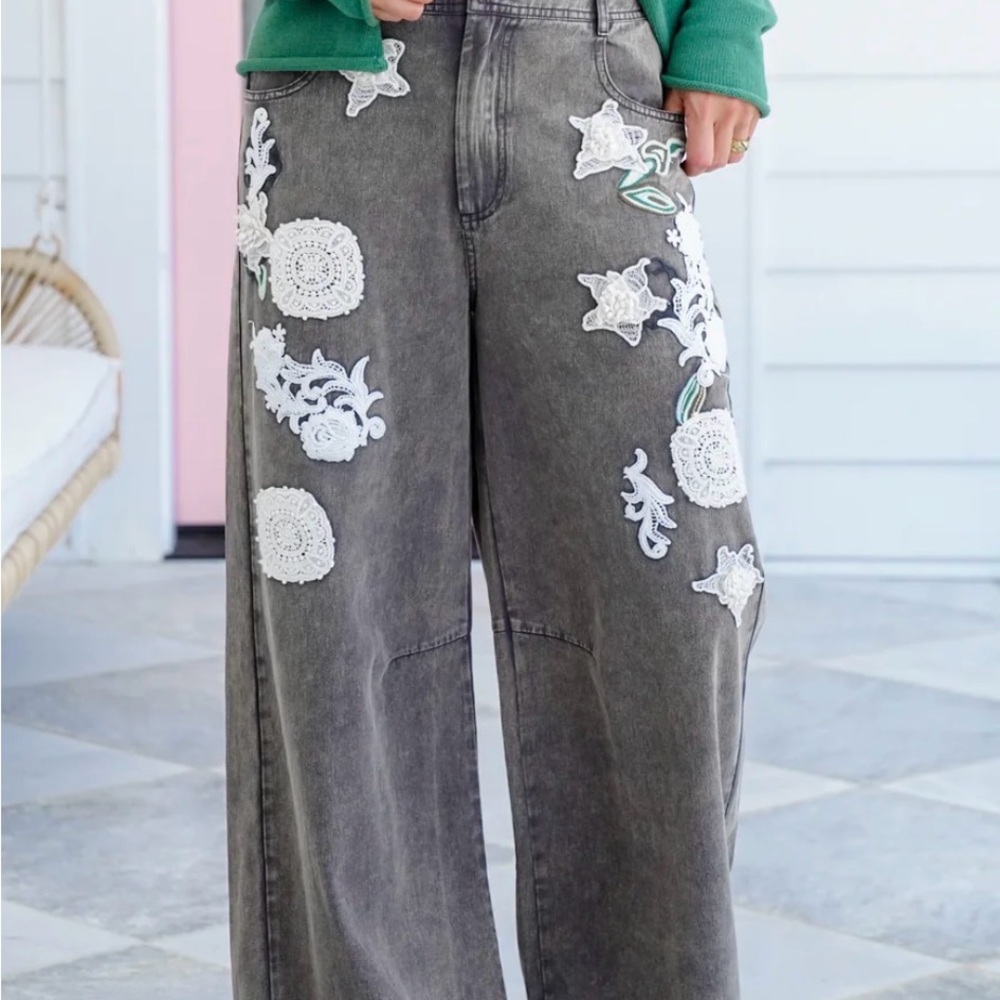 Blue Velvet NWT Noir Straight Leg Pants with Floral Crochet Detail Size Large - Picture 3 of 10